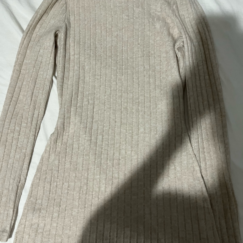Long sleeve shirt with Slit at the end, Great for winter ! Size S